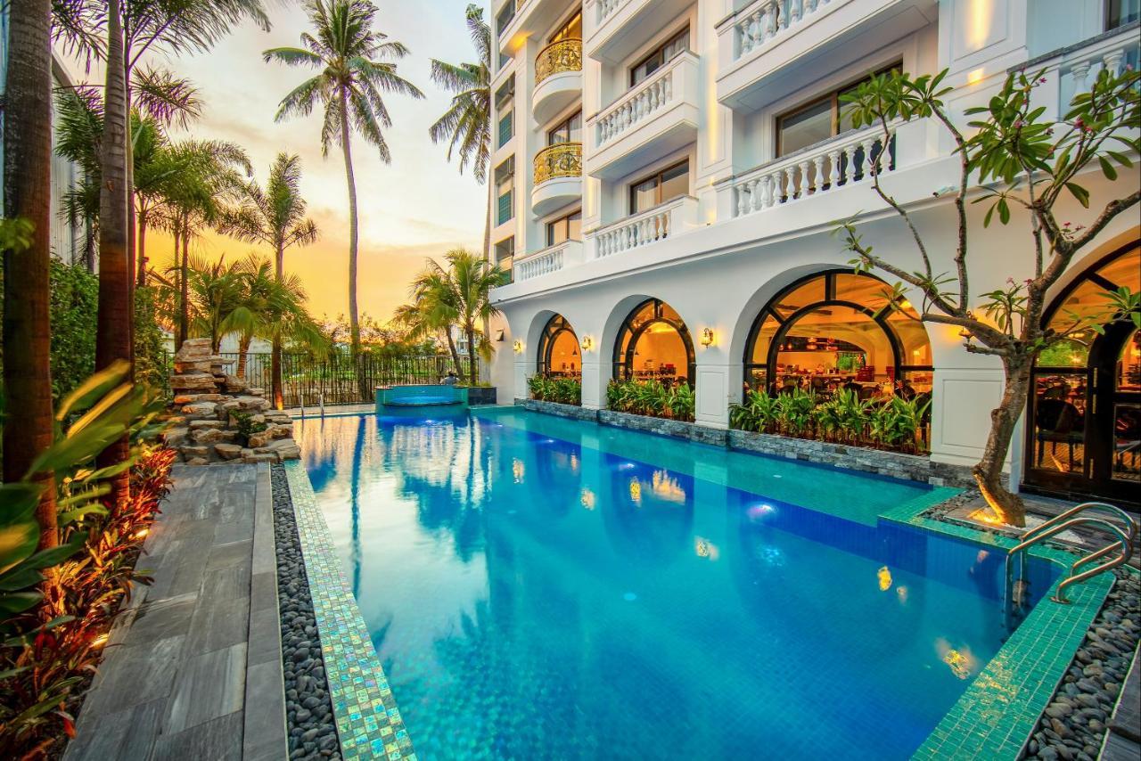 Grand Sunrise Palace Hoi An- A Luxury Indochine Hotel & Spa Екстер'єр фото The hotel's pool