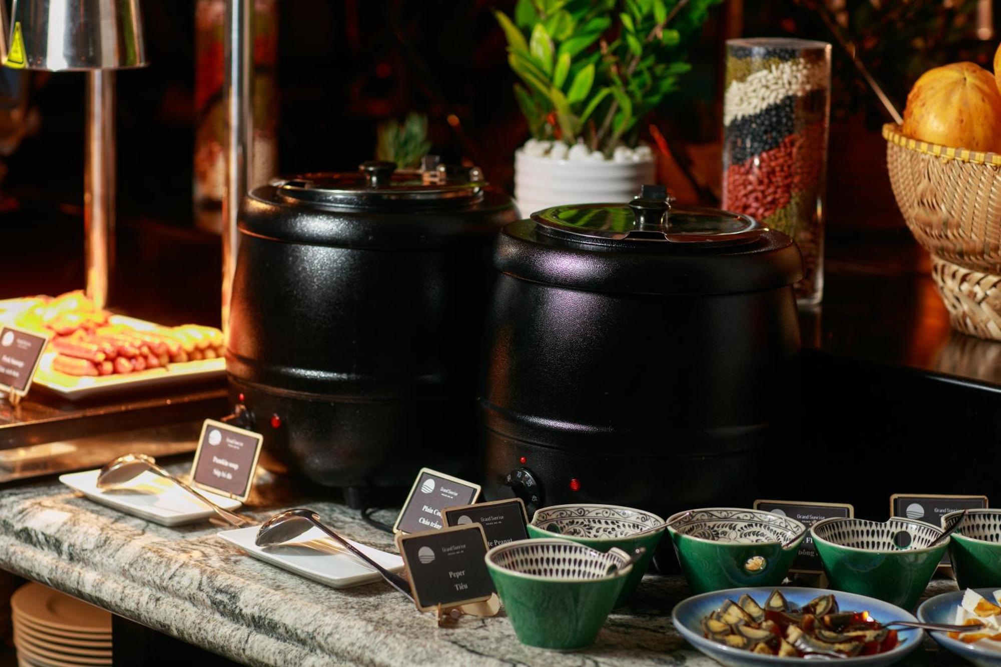 Grand Sunrise Palace Hoi An- A Luxury Indochine Hotel & Spa Екстер'єр фото A chafing dish
