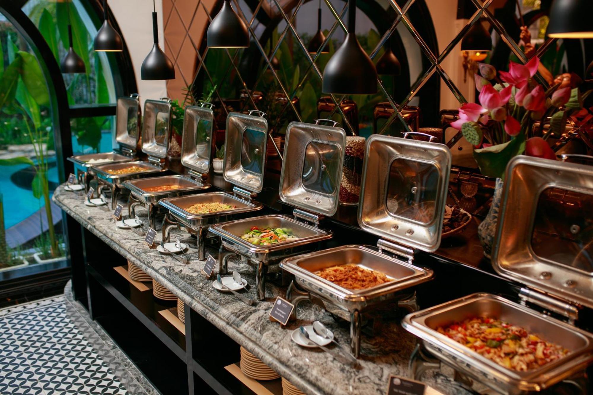 Grand Sunrise Palace Hoi An- A Luxury Indochine Hotel & Spa Екстер'єр фото A buffet at a restaurant